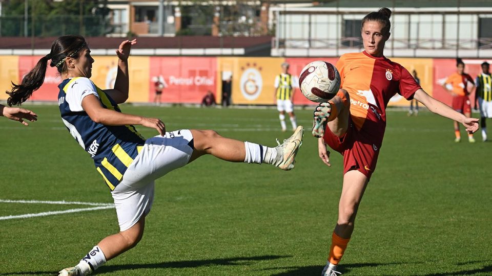 Fenerbahçe-Galatasaray arasındaki rekabet kadınlar futbolunda da yaşanıyor