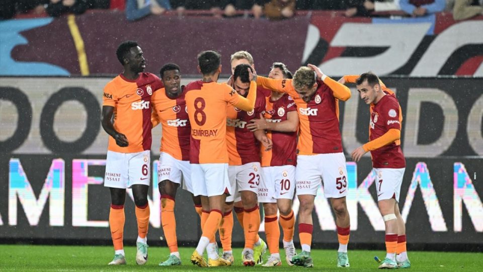 Galatasaray Trabzon’da zirveyle puan farkını kapadı